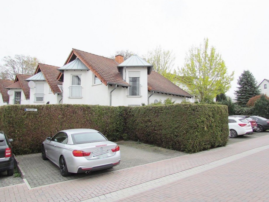 stra�enseitige Ansicht mit Pkw-Stellpl�tzen Reihenendhaus Limburg