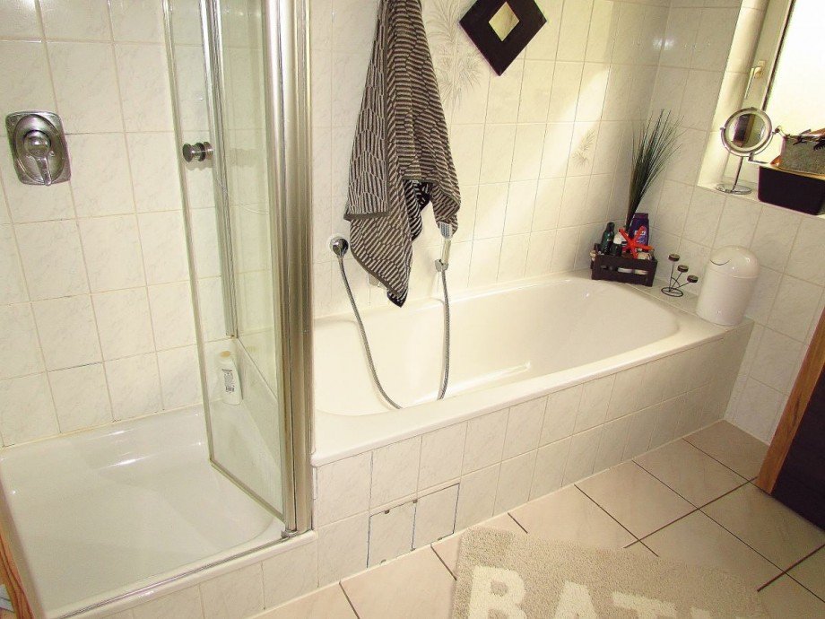 Tageslichtbad mit Wanne und Dusche Reihenendhaus Limburg