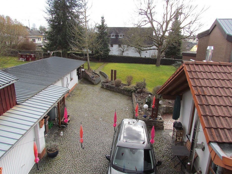 Blick vom Balkon ins Grundst�ck Einfamilienhaus Limburg