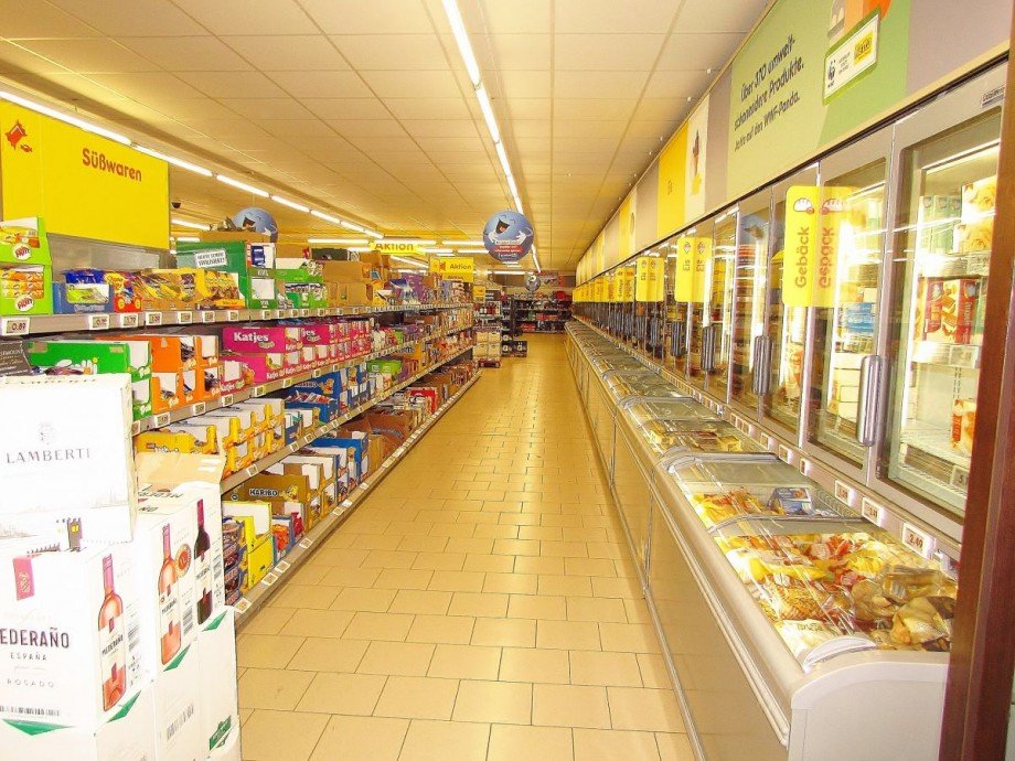 Innenansicht Verkaufsraum Verbrauchermarkt Essenheim