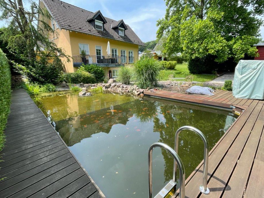 gartenseitige Geb�udeansicht mit Schwimmteich Haus Hambach