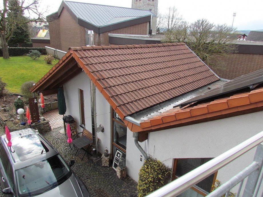 Blick vom Balkon auf das Nebengeb�ude Einfamilienhaus Limburg