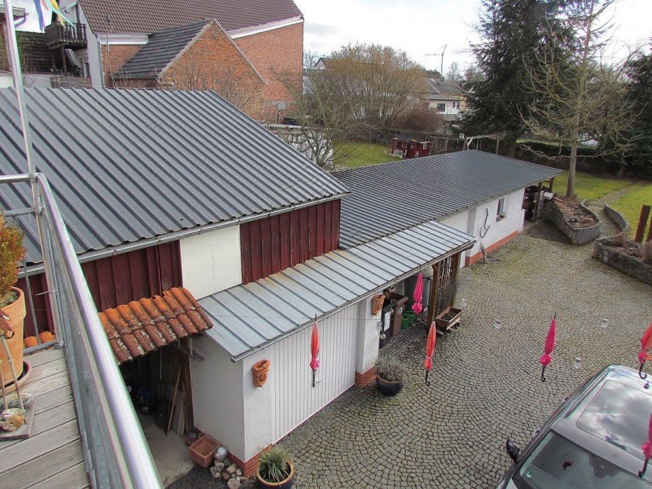 Blick vom Balkon auf Remise, Garage und Unterstand Einfamilienhaus Limburg