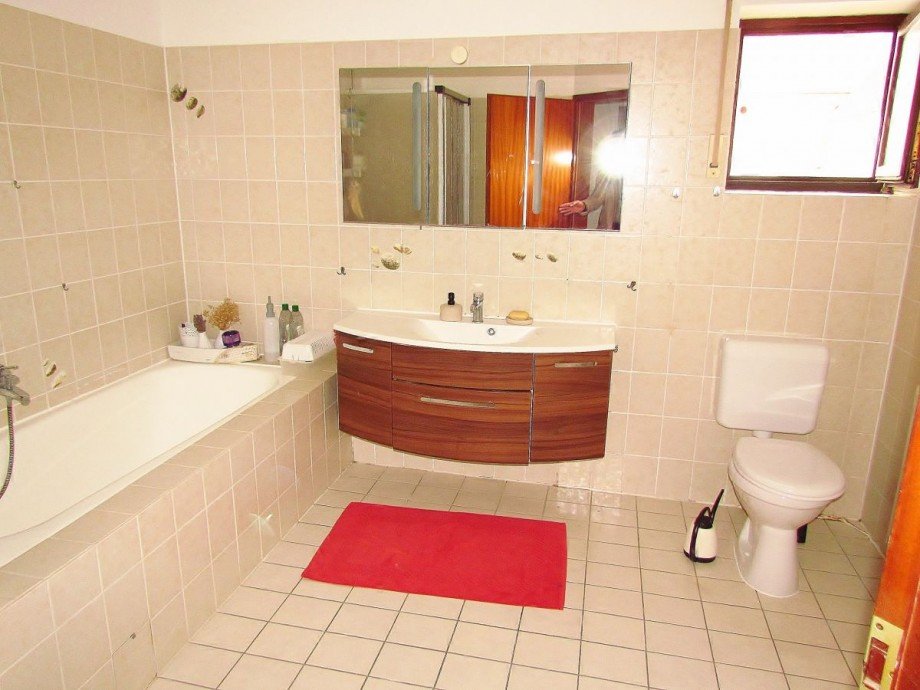 Tageslichtbad mit Wanne und Dusche Etagenwohnung Limburg