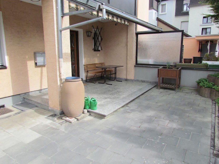 Terrasse mit Hauseingang (Markise) Doppelhaush�lfte Limburg
